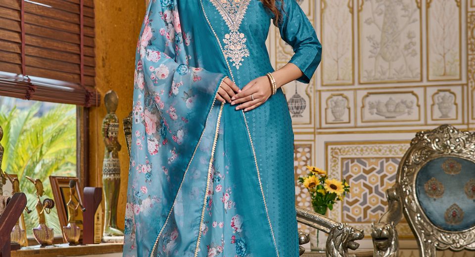 What Bottoms Work With Asymmetrical Kurtis for Balanced Proportions?