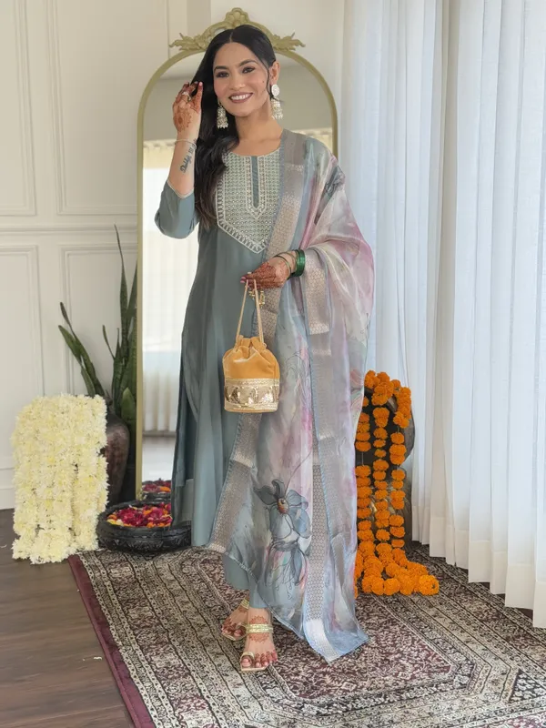 Pista Green Rayon Threadwork Salwar Suit