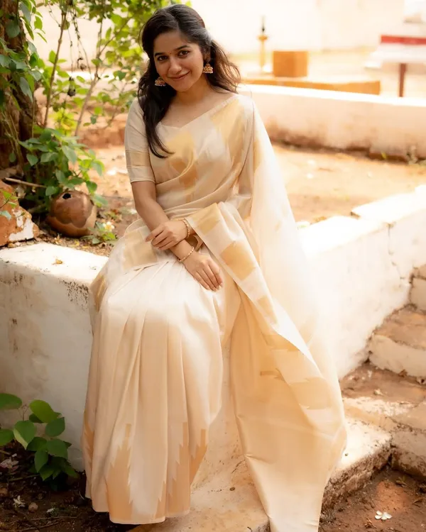 Cream Banarasi Soft Silk Saree with Elegant Zari Design