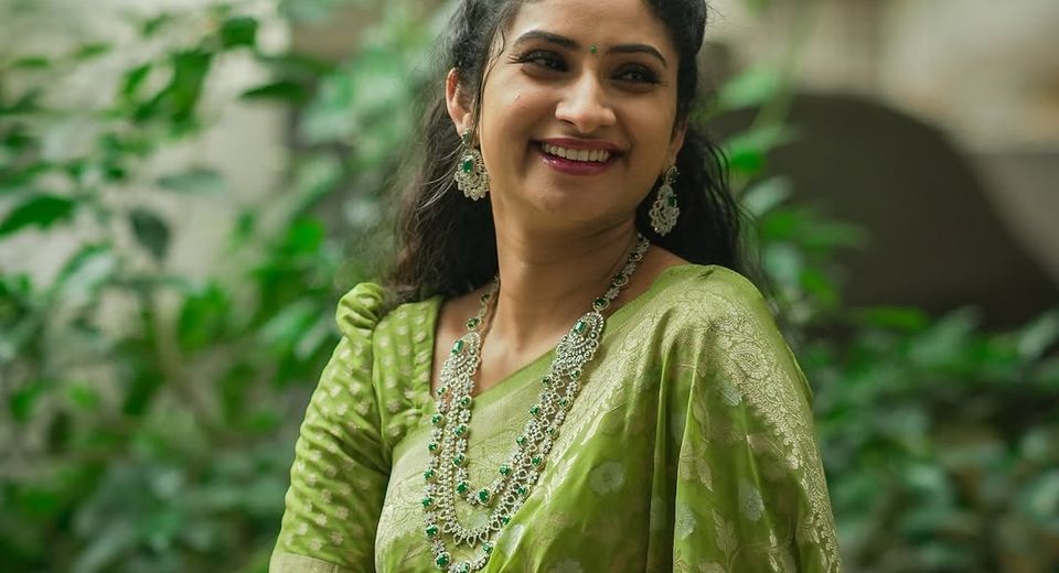 What to Wear on Bhai Dooj for a Simple and Beautiful Festive Look
