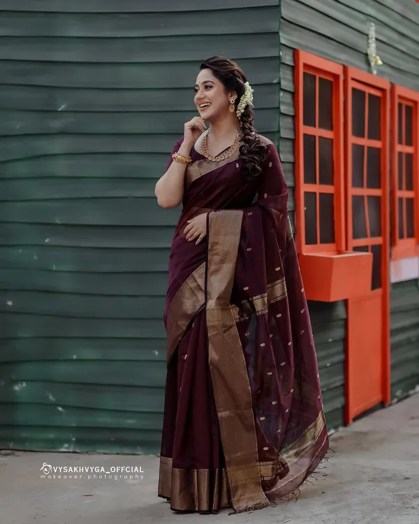 Premium Maroon Banarasi Saree with Ethnic Zari Motifs