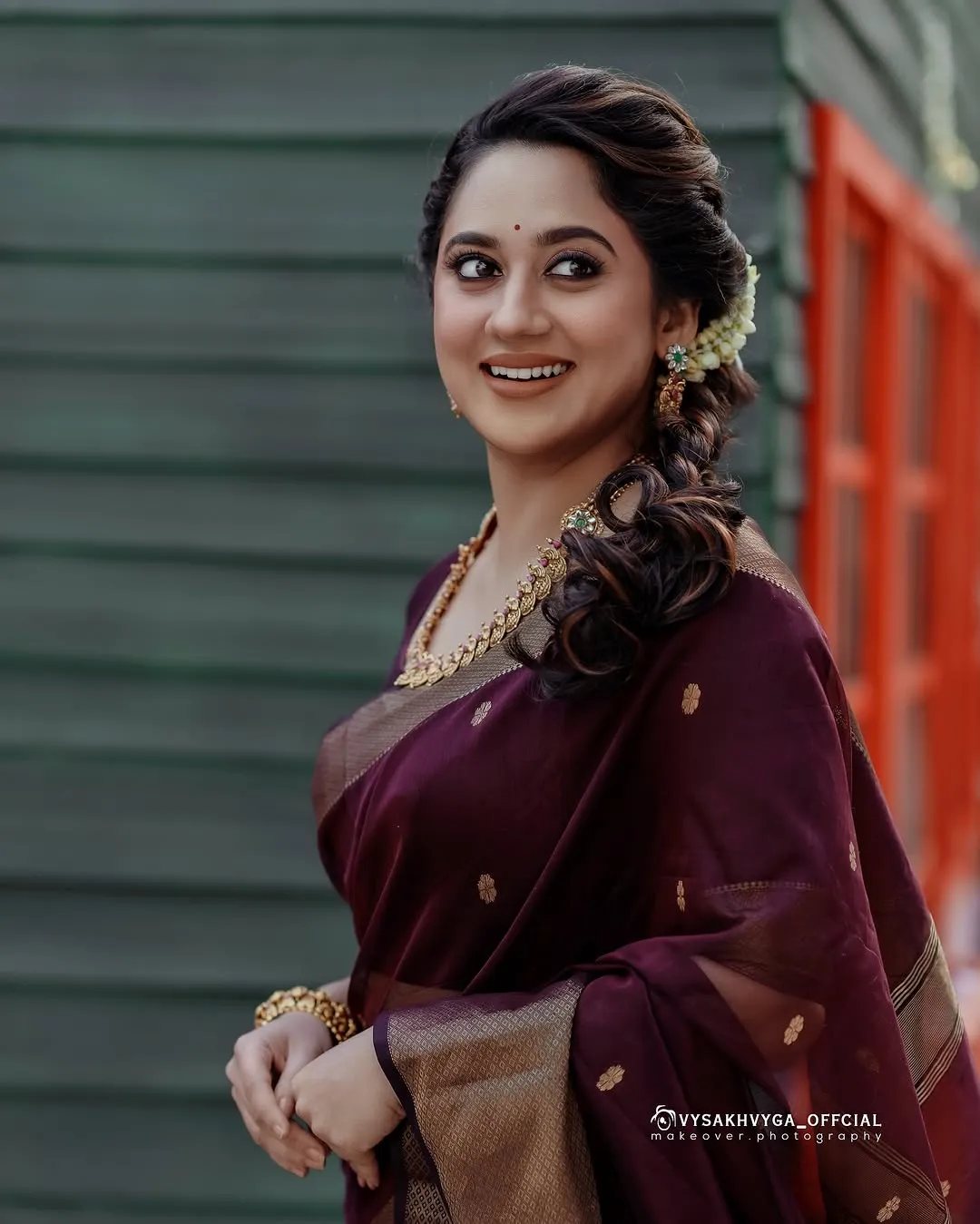 Premium Maroon Banarasi Saree with Ethnic Zari Motifs