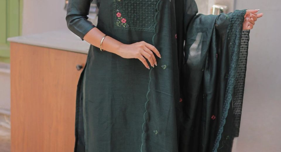 Choosing Kurtis for Women Who Prefer Covered Arms Without Heavy Sleeves
