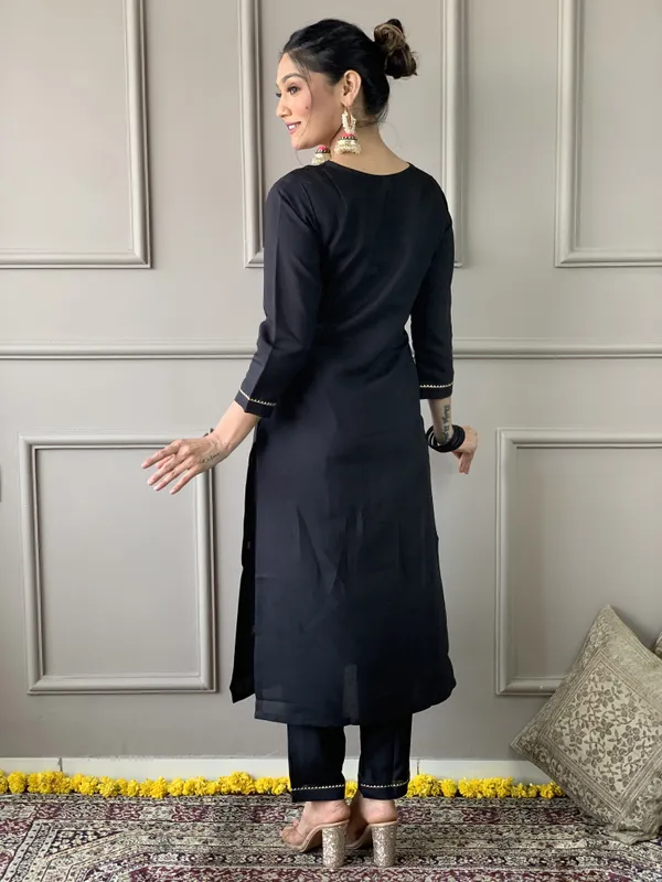 Black Embroidered Rayon Slub Kurta Set with Organza Dupatta