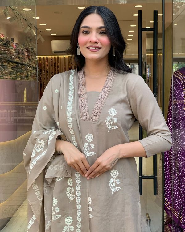 Cream Embroidered Kurta Set with Bandhani Style Dupatta