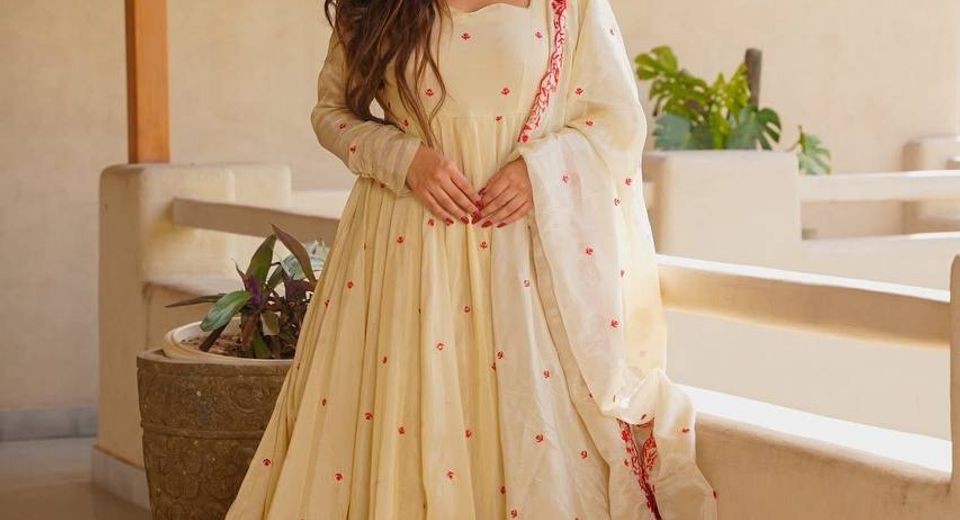 How to Match the Occasion for Heavy Embroidery vs Light Embroidery Without Overdressing