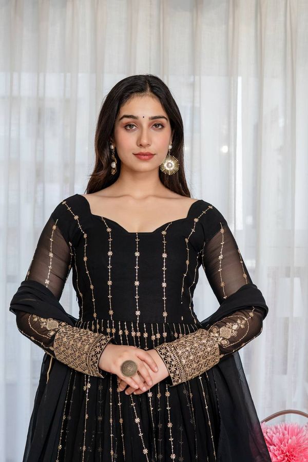 Black Zari Sequins Embroidered Anarkali Suit Set | Varnavi!