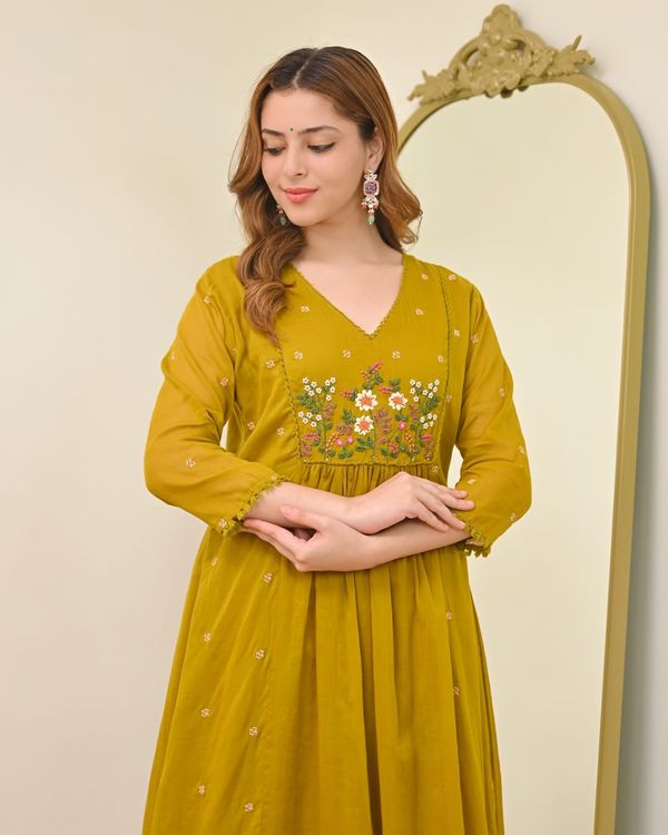 Mustard Embroidered Chanderi Kurta Set for Women - Varnavi.