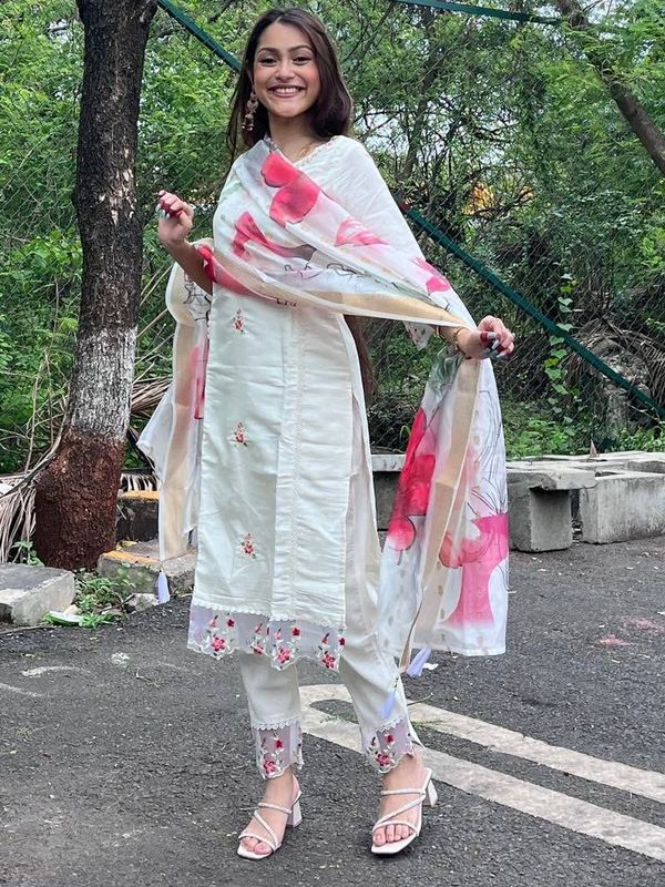 White Chanderi Kurta Set with Floral Embroidery and Dupatta