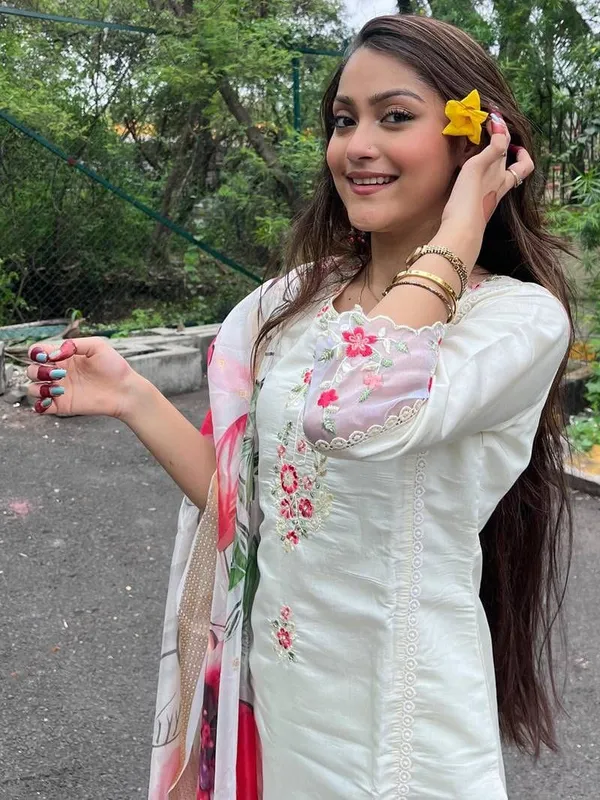 White Chanderi Kurta Set with Floral Embroidery and Dupatta