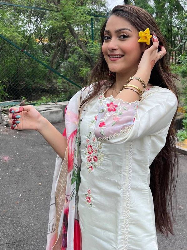 White Chanderi Kurta Set with Floral Embroidery and Dupatta