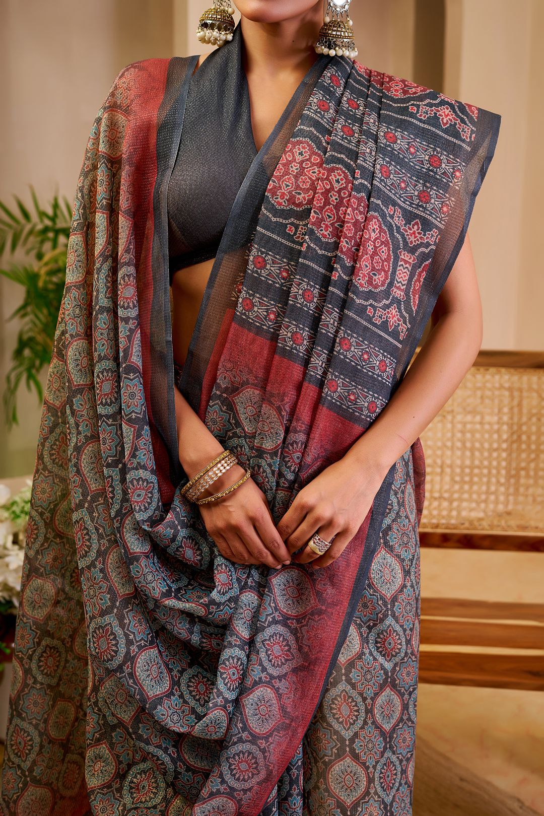 Grey Tissue Handloom Saree With Floral Design - Varnavi
