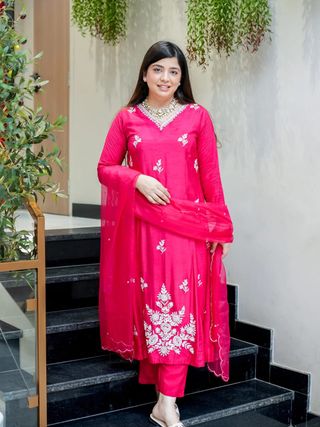 Veena Pink Muslin Embroidered Kurta Set with Organza Dupatta