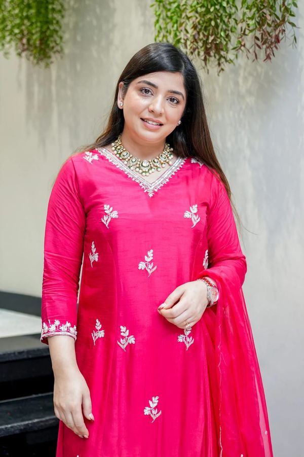 Veena Pink Muslin Embroidered Kurta Set with Organza Dupatta