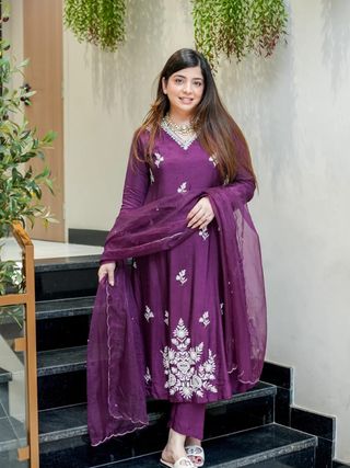 Veena Plum Purple Muslin Embroidered Kurta Set with Organza Dupatta