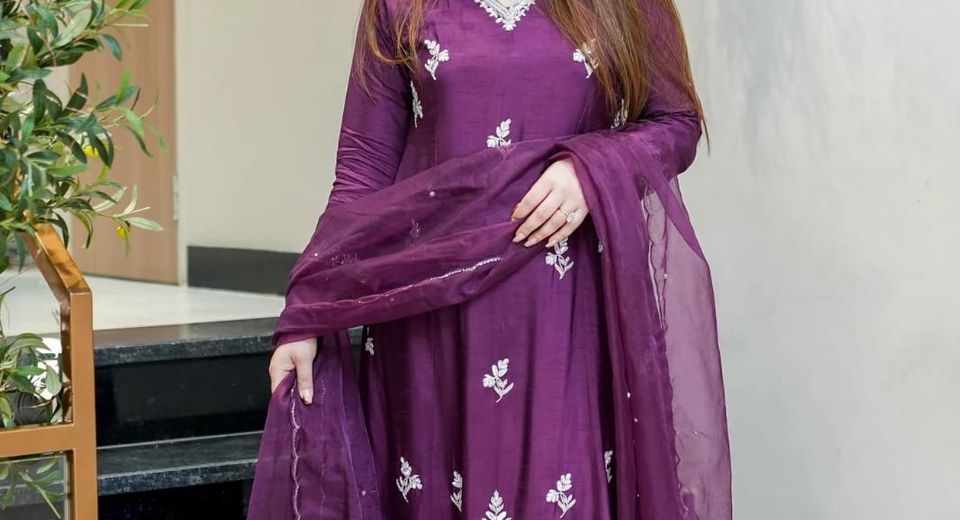 What to Wear Under a Sheer Festive Kurta in Hot Weather Without Feeling Overdressed