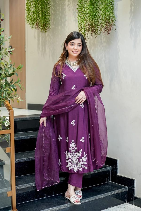 Veena Plum Purple Muslin Embroidered Kurta Set with Organza Dupatta
