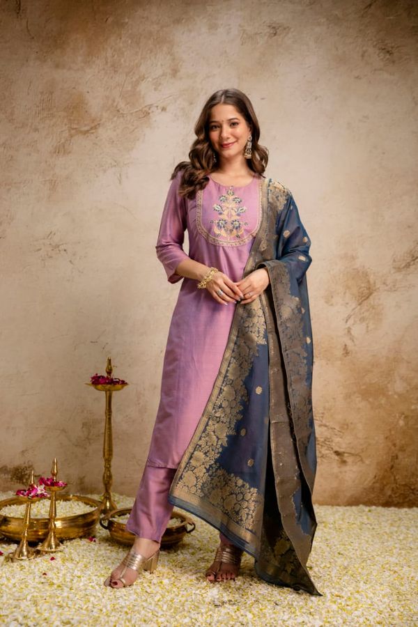 Mauve Embroidered Kurta Set with Blue Dupatta Online