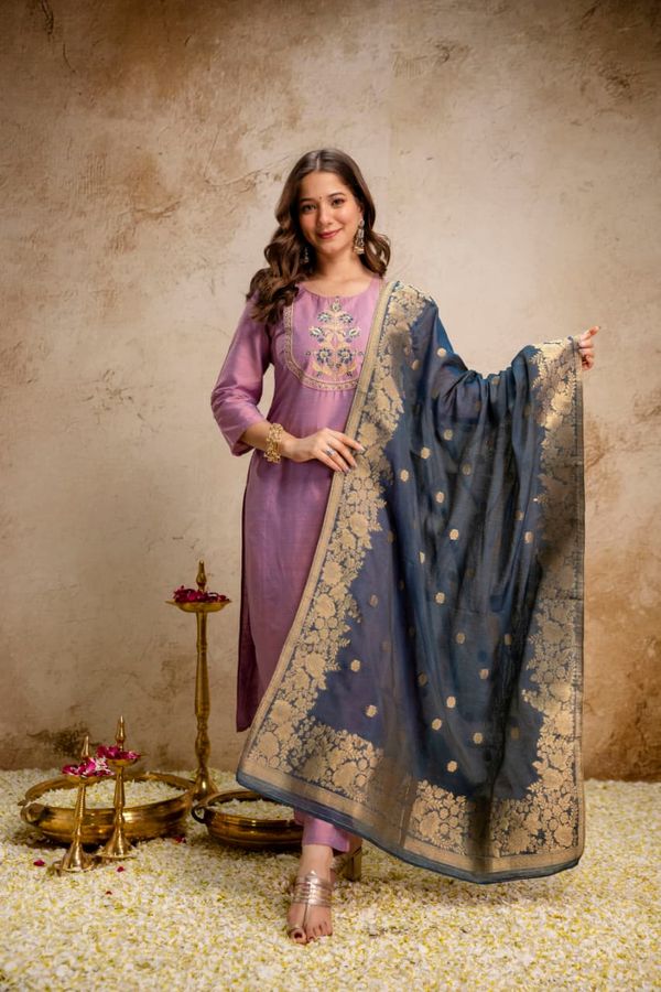 Mauve Embroidered Kurta Set with Blue Dupatta Online