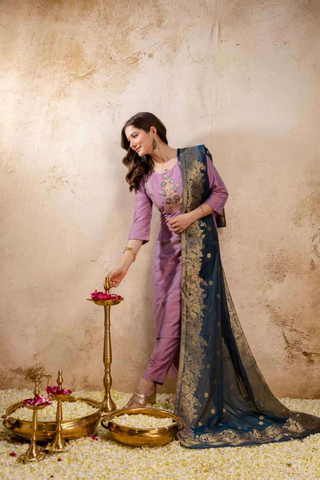 Mauve Embroidered Kurta Set with Blue Dupatta Online