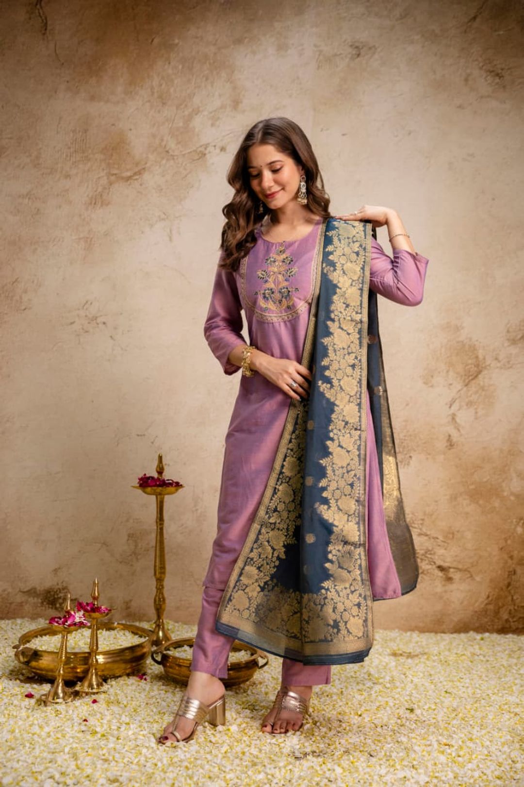 Mauve Embroidered Kurta Set with Blue Dupatta Online