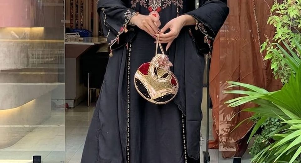 Choosing an Outfit for a Muslim Wedding With a Modest Dress Code Without Losing Festive Style