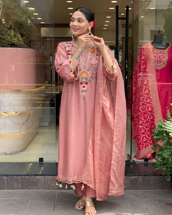 Dusty Rose Pink Chanderi Silk Embroidered Kurta Set