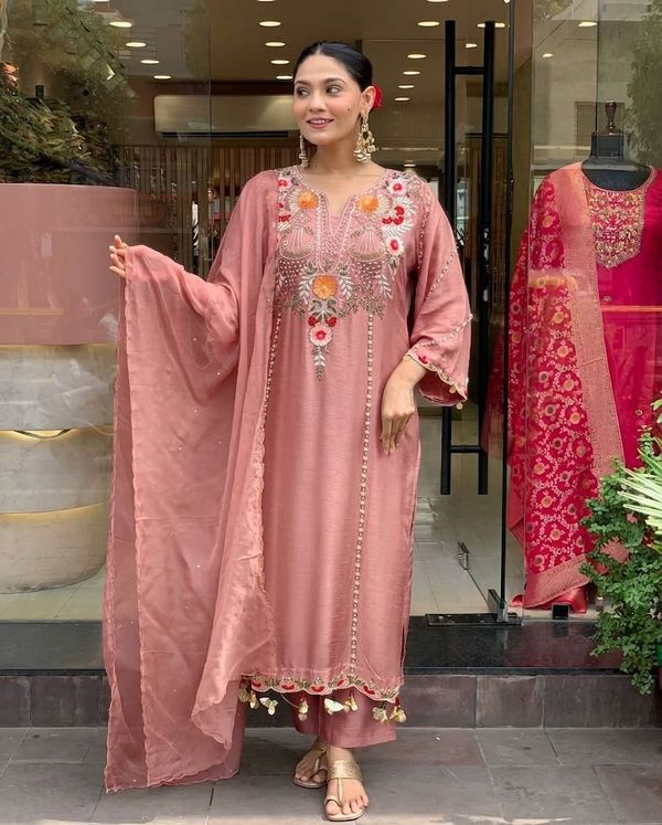 Dusty Rose Pink Chanderi Silk Embroidered Kurta Set
