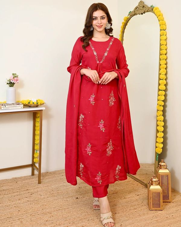 ELVINA Pink Embroidered Chanderi Kurti Pant Dupatta Set