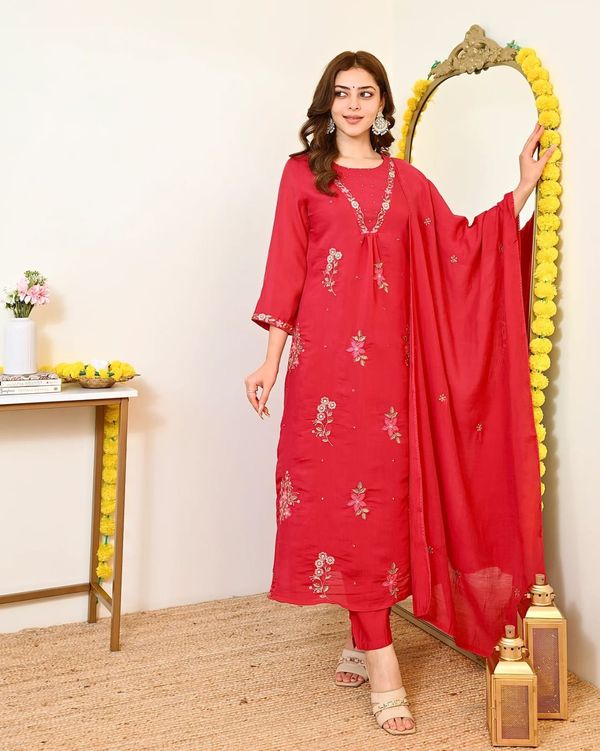 ELVINA Pink Embroidered Chanderi Kurti Pant Dupatta Set