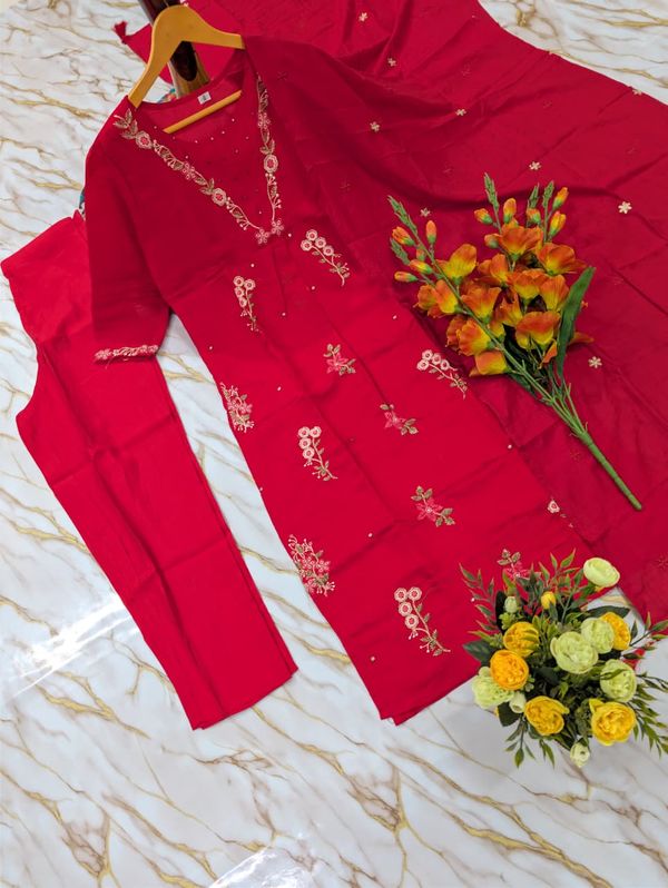 ELVINA Pink Embroidered Chanderi Kurti Pant Dupatta Set