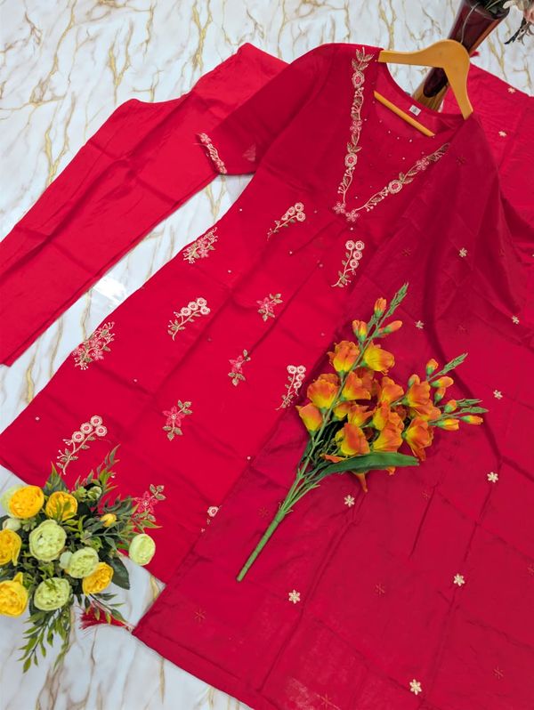 ELVINA Pink Embroidered Chanderi Kurti Pant Dupatta Set